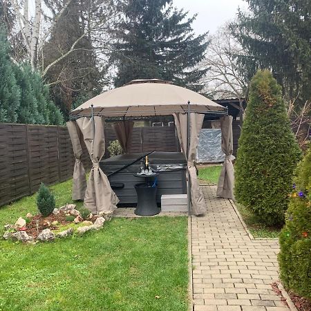 Gunarasi Villa Jacuzzival Dombóvár Екстериор снимка