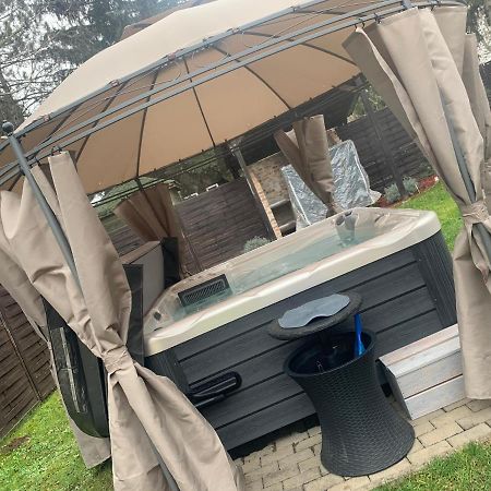 Gunarasi Villa Jacuzzival Dombóvár Екстериор снимка