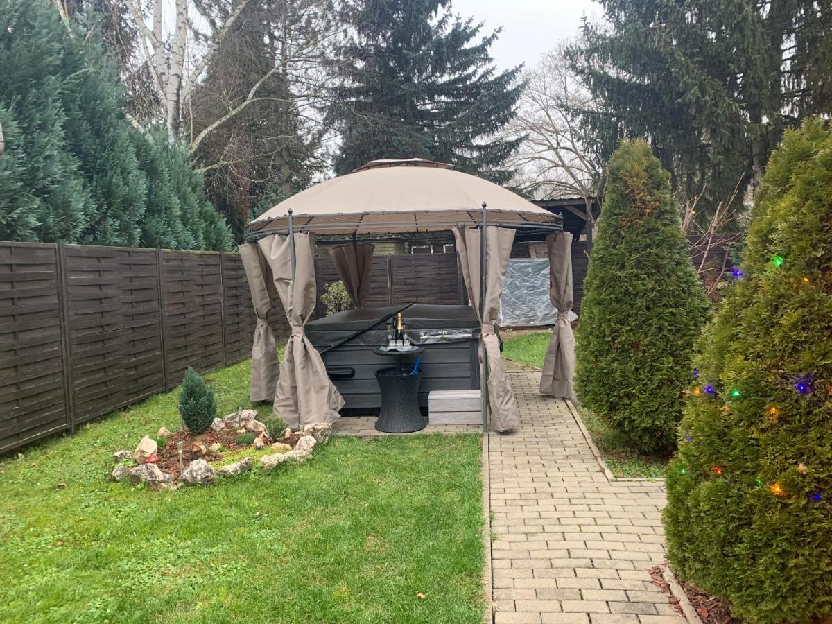Gunarasi Villa Jacuzzival Dombóvár Екстериор снимка