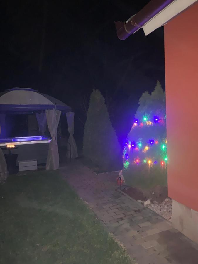 Gunarasi Villa Jacuzzival Dombóvár Екстериор снимка