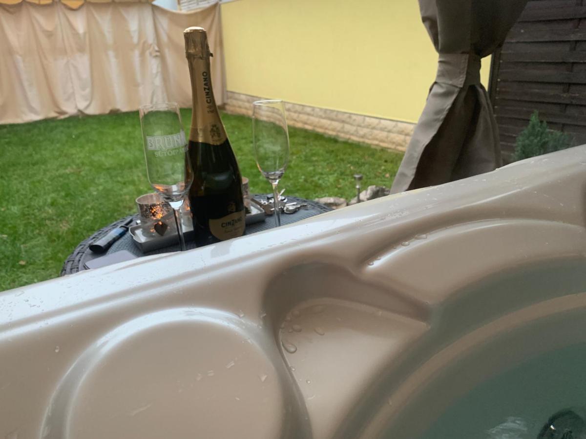 Gunarasi Villa Jacuzzival Dombóvár Екстериор снимка