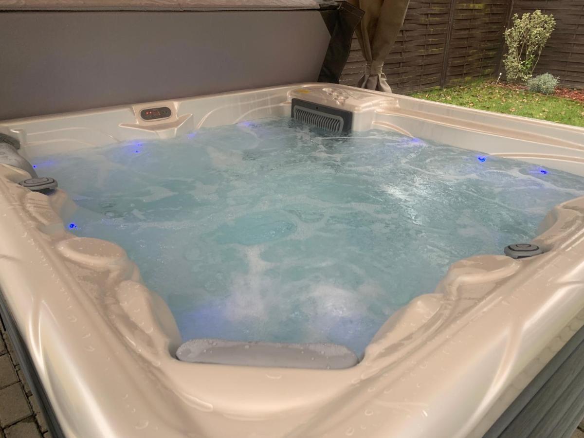 Gunarasi Villa Jacuzzival Dombóvár Екстериор снимка