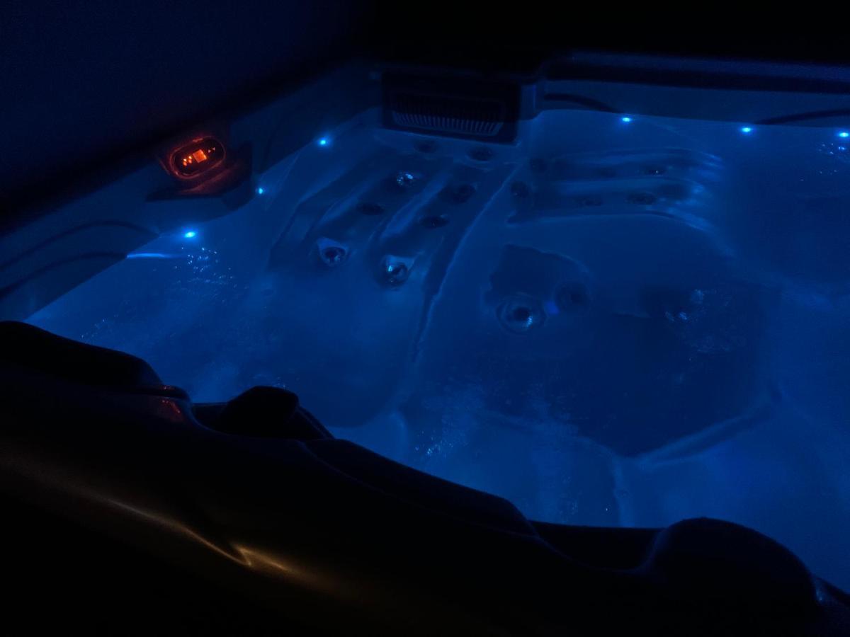 Gunarasi Villa Jacuzzival Dombóvár Екстериор снимка