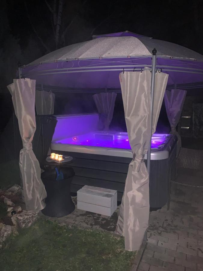 Gunarasi Villa Jacuzzival Dombóvár Екстериор снимка