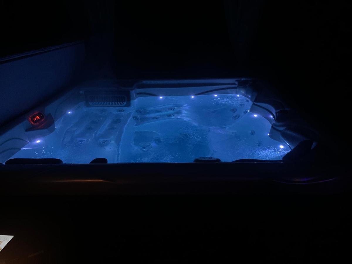 Gunarasi Villa Jacuzzival Dombóvár Екстериор снимка
