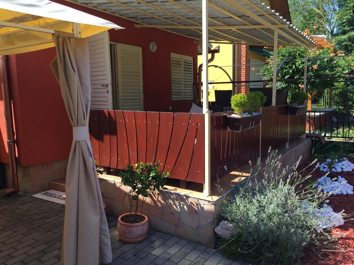 Gunarasi Villa Jacuzzival Dombóvár Екстериор снимка