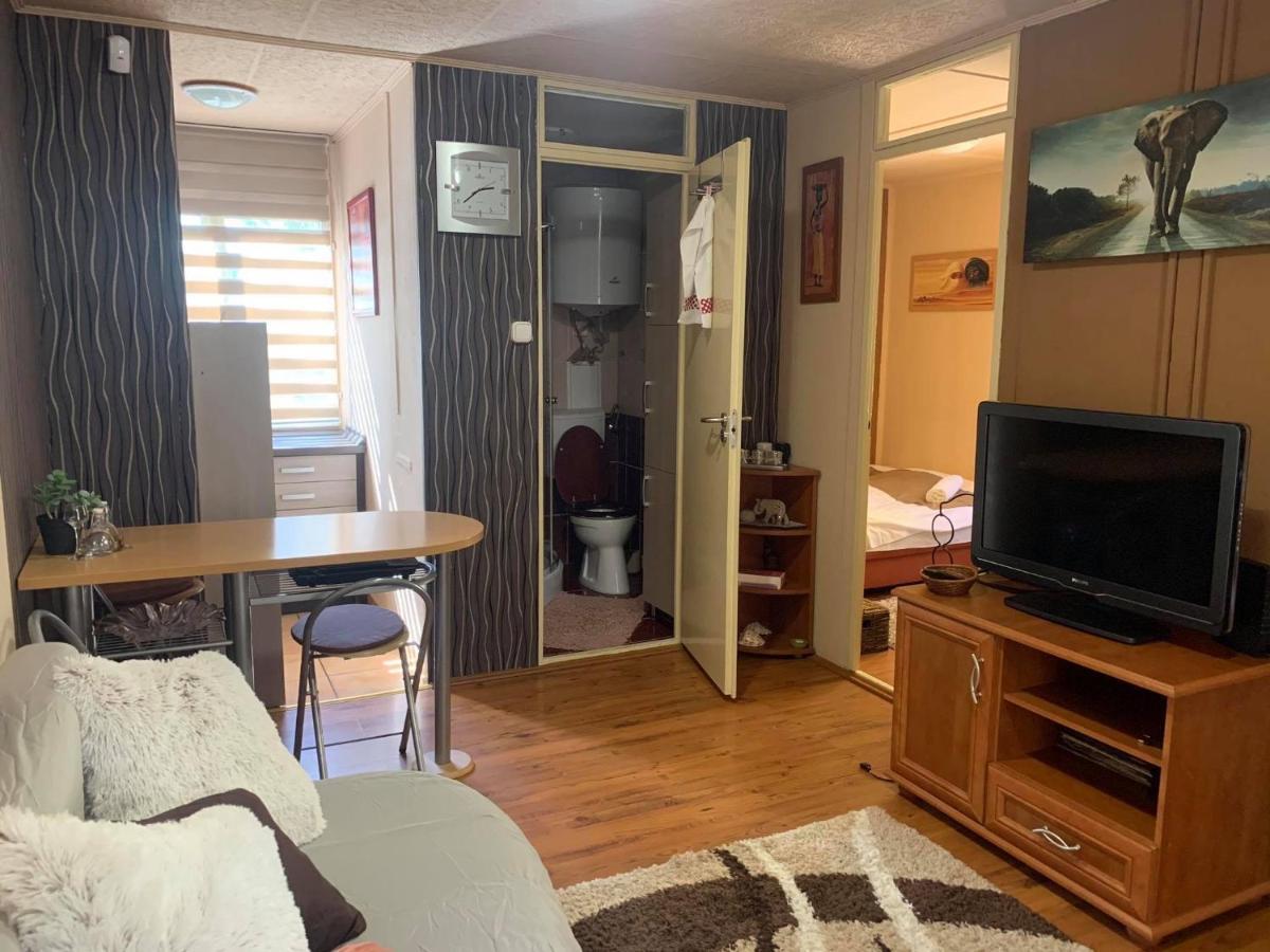 Gunarasi Villa Jacuzzival Dombóvár Екстериор снимка