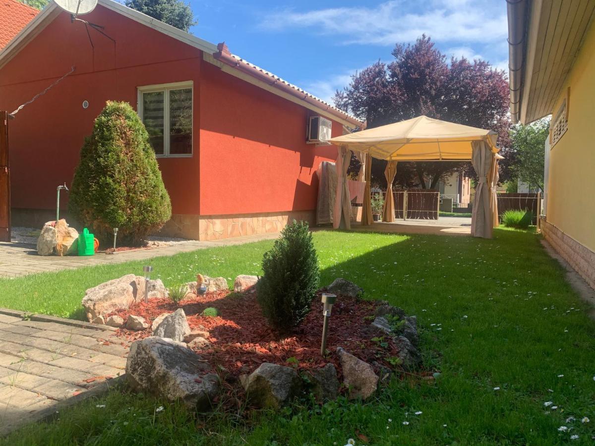 Gunarasi Villa Jacuzzival Dombóvár Екстериор снимка