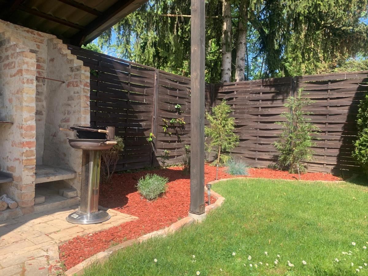 Gunarasi Villa Jacuzzival Dombóvár Екстериор снимка