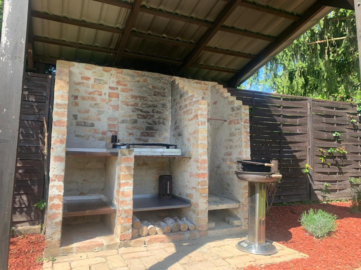 Gunarasi Villa Jacuzzival Dombóvár Екстериор снимка